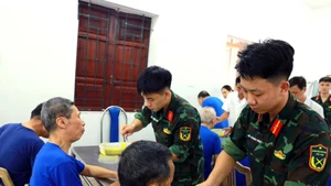 Estudiantes de la Academia de Técnicas Criptográficas participan como voluntarios en el cuidado de los veteranos de guerra y soldados pacientes en el Centro de rehabilitación para veteranos de guerra de Kim Bang. Foto: VNA