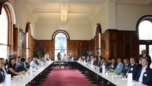 Mesa redonda entre las comunidades empresariales vietnamitas y australianas en el Parlamento de Victoria. (Foto: VNA)
