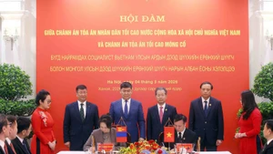 La ceremonia de firma de un Memorando de Entendimiento entre la Academia del Tribunal Supremo Popular de Vietnam y la Academia de Formación, Investigación e Información Judicial del Tribunal Supremo de Mongolia. (Foto: Nhan Dan)