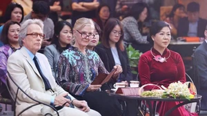 Ngo Phuong Ly (derecha), esposa del Secretario General del Partido Comunista, To Lam, y el Duque de Richmond Charles Henry Gordon-Lennox y su esposa disfrutan de té vietnamita y actuaciones especiales en el Museo Nacional de Bellas Artes de Vietnam. (Foto: VNA)