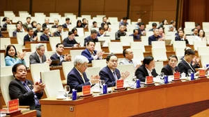 El presidente de la Asamblea Nacional, Tran Thanh Man, asiste a una reunión para informar sobre los resultados del XIV Congreso Nacional del Partido Comunista. (Foto: VNA)