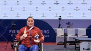 En la categoría femenina de 67 kg, Tran Thi Chau gana la medalla de plata con un levantamiento de 93 kg (Foto: VNA)