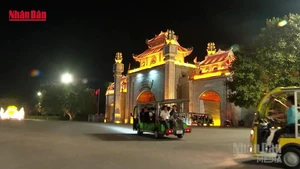 [Vídeo] Espectacular tour nocturno en homenaje a los fundadores de la nación vietnamita