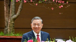 [Foto] Líder partidista transmite sus felicitaciones del Tet al Comité del Partido, las autoridades y el pueblo de Hanói