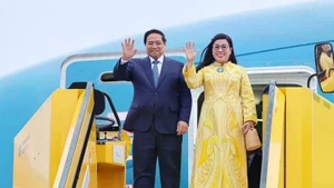 El primer ministro Pham Minh Chinh y su esposa llegan al Aeropuerto Arlanda de Estocolmo la tarde del 11 de junio. (Foto: VNA)
