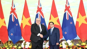 El primer ministro de Vietnam, Pham Minh Chinh, y el presidente del Parlamento de Nueva Zelanda, Gerry Brownlee.