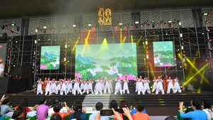 Desfile de Ao dai en honor a mujeres en Hanói