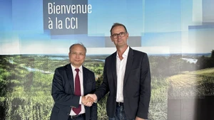 El embajador de Vietnam en Francia, Dinh Toan Thang, (izquierda) y presidente de la CCI, Normandie, Vincent Laudat (Foto: VNA)