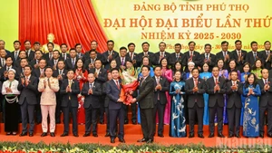 El presidente vietnamita, Luong Cuong, entrega la Decisión del Buró Político y felicita al Buró Ejecutivo del Comité partidista de la provincia de Phu Tho para el mandato 2025-2030.