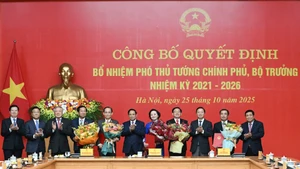 El primer ministro de Vietnam, Pham Minh Chinh, entrega decisiones de nombramiento a dos viceprimeros ministros y tres ministros para el período 2021-2026. (Foto: Nhan Dan)