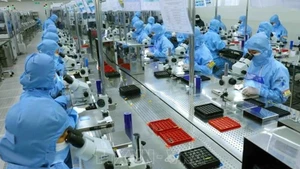 Línea de producción de módulos de cámara y componentes electrónicos para exportación en la fábrica de MCNEX VINA Co., Ltd., con una inversión 100% sudcoreana, en el Parque Industrial Phuc Son, provincia de Ninh Binh. (Foto: VNA)