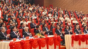 El presidente vietnamita, Luong Cuong, y delegados en la cita.