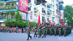 [Foto] Fuerzas militares desfilan por las calles entre vítores estremecedores 