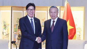 El secretario general del Partido Comunista de Vietnam, To Lam, recibe al alcalde de Busan, Park Heong-joon. (Foto: VNA)