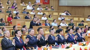 El secretario general del Partido Comunista de Vietnam, To Lam, junto actuales y anteriores dirigentes del Partido y el Estado, en el evento. (Foto: VNA)