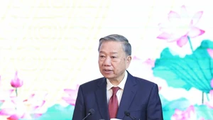 El secretario general del PCV, To Lam, habla en el evento.