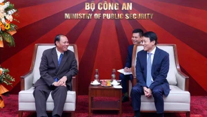 El miembro del Buró Político y permanente del Secretariado del Comité Central del Partido Popular Revolucionario de Laos, Vilay Lakhamphong, (izquierda) y el miembro del Buró Político y el ministro de Seguridad Pública de Vietnam, Luong Tam Quang. (Foto: VNA)