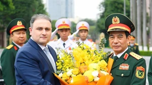 El general Phan Van Giang (derecha), ministro de Defensa de Vietnam, recibe a Vugar Mustafayev, ministro de Industria de Defensa de Azerbaiyán. (Foto: VNA)