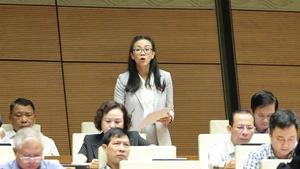 La diputada Trinh Thi Tu Anh, de la provincia de Lam Dong, interviene en la sesión (Foto: Nhan Dan)