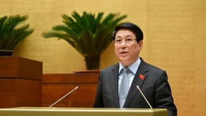 El presidente de Vietnam, Luong Cuong, presenta informe de balance ante la Asamblea Nacional durante el décimo período de sesiones de la XV legislatura. (Foto: Nhan Dan)