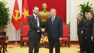 [Foto] Líder partidista de Vietnam recibe al embajador británico 