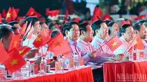 [Foto] Presidente vietnamita asiste al programa político-artístico especial 'Oportunidad de oro'