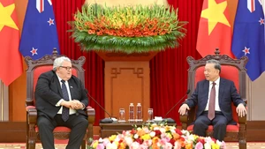 El secretario general del Partido Comunista de Vietnam, To Lam, y el presidente del Parlamento de Nueva Zelanda, Gerry Brownlee. (Foto: Nhan Dan)
