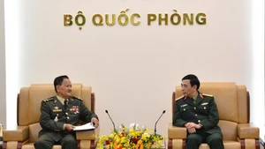 El ministro de Defensa de Vietnam, general Phan Van Giang (derecha), recibe al secretario de Estado en el Ministerio de Defensa camboyano, general Prum Din. (Foto: qdnd.vn)