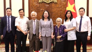 La vicepresidenta de Vietnam, Vo Thi Anh Xuan, reciabe a los profesores vietnamitas-franceses Le Kim Ngoc y Tran Thanh Van, presidente de la Asociación Científica "Encuentros de Vietnam".
