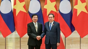 [Foto] Titular legislativo de Vietnam mantiene encuentro con el máximo dirigente de Laos