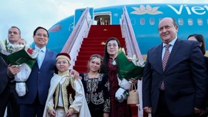 El primer ministro de Argelia, Sifi Ghrieb, recibe personalmente al su par de Vietnam, Pham Minh Chinh. (Foto: VGP)