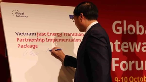 El viceprimer ministro vietnamita Bui Thanh Son firma en la ceremonia para anunciar el paquete de apoyo de 430 millones de euros para el Proyecto hidroeléctrico de almacenamiento por bombeo de Bac Ai, uno de los proyectos clave dentro de la Asociación de Transición Energética Justa (JETP) de Vietnam. (Foto: VNA)