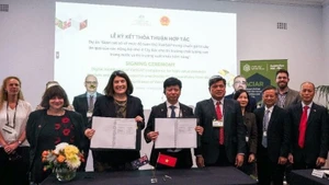El Centro Australiano de Investigación Agrícola Internacional y el Ministerio de Agricultura y Medio Ambiente de Vietnam firman un proyecto para impulsar la agricultura vietnamita hacia la transformación digital y el crecimiento verde. (Foto: Nhan Dan)