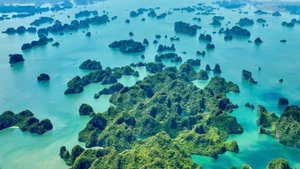 La bahía de Ha Long, como una enorme joya azul bajo la luz del sol.