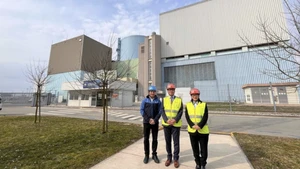 El embajador de Vietnam en Austria y Eslovenia, Vu Le Thai Hoang (centro), visita la central nuclear de Krško. (Foto: VNA)