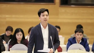 Ha Quang Hung, subdirector del Departamento de Gestión de Vivienda y Mercado Inmobiliario, habla en la cita (Foto: baodautu.vn)