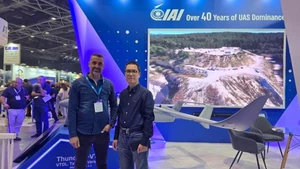 El consejero comercial vietnamita en Israel, Le Thai Hoa, en la exposición de tecnología de drones UVID DroneTech 2025. (Foto: VNA)