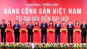 [Foto] Líder partidista asiste a exposición “El Partido Comunista de Vietnam: de Congreso en Congreso”