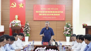 El secretario general del Partido Comunista de Vietnam, To Lam, en la reunión de trabajo con las autoridades de la comuna Si Pa Phin. (Foto: VNA)