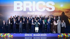 El primer ministro Pham Minh Chinh y los jefes de las delegaciones que asisten a la Cumbre BRICS 2025 posan para una foto de grupo. (Foto: VNA)