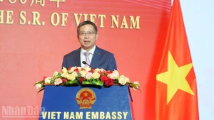 El embajador vietnamita en China, Pham Thanh Binh, habla en la cita. (Foto: Nhan Dan)
