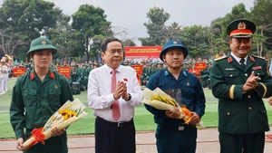 El presidente de la Asamblea Nacional de Vietnam, Tran Thanh Man, y los nuevos soldados. (Foto: VNA)