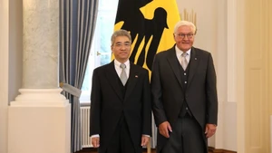 El presidente de Alemania, Frank-Walter Steinmeier y el embajador de Vietnam en Berlín, Nguyen Dac Thanh. (Foto VNA)