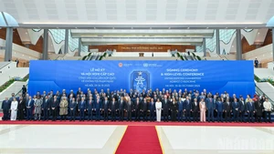 El presidente de Vietnam, Luong Cuong, y los delegados en la ceremonia de bienvenida.