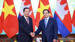 El primer ministro de Vietnam, Pham Minh Chinh, y el titular del Senado y presidente del Partido Popular de Camboya, Samdech Techo Hun Sen.