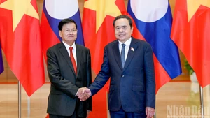 [Foto] Presidente del Legislativo vietnamita sostiene encuentro con máximo dirigente laosiano