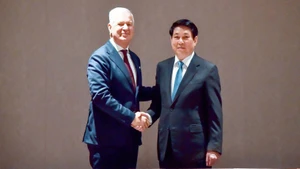 El presidente de Vietnam, Luong Cuong, se reúne con el secretario general de la Cámara de Comercio Internacional (ICC), John Denton. (Foto: Nhan Dan)