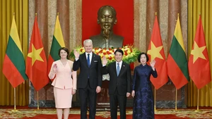 El presidente de Vietnam, Luong Cuong, su homólogo lituano, Gitanas Nauseda, y sus esposas. (Foto: Nhan Dan)