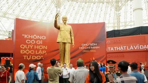 Masiva asistencia a exposición “95 años de la Bandera del Partido iluminando el camino”