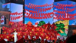 Con una duración de 100 minutos, el programa recrea momentos heroicos de la nación, despertando el orgullo por su gloriosa tradición y reafirmando el compromiso de construir un Vietnam próspero y poderoso. (Foto: Nhan Dan)